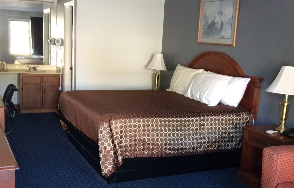 Standard King Room at Stratford Motor Inn East Ellijay